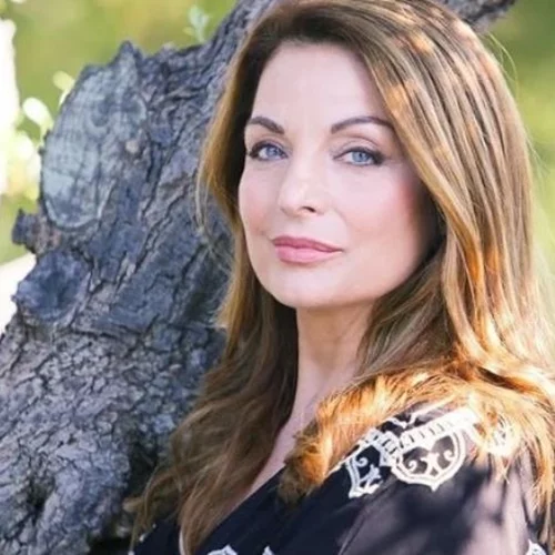 Η κομψή εμφάνιση της Άντζελας Γκερέκου | Το γκρι κοστούμι που δεν πρέπει να λείπει από την ντουλάπα σου