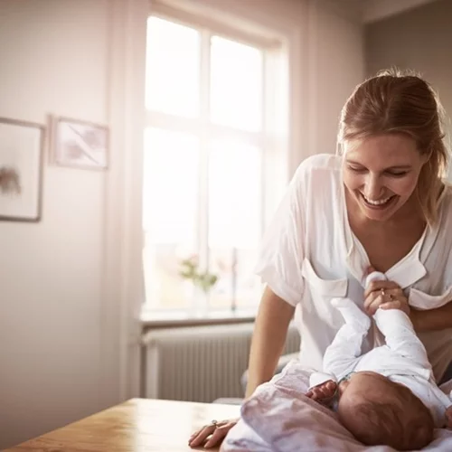Μια νέα μαμά συνέκρινε τη μητρότητα με την εφηβεία και ήταν ό,τι πιο λογικό (κι ανακουφιστικό) έχουμε ακούσει