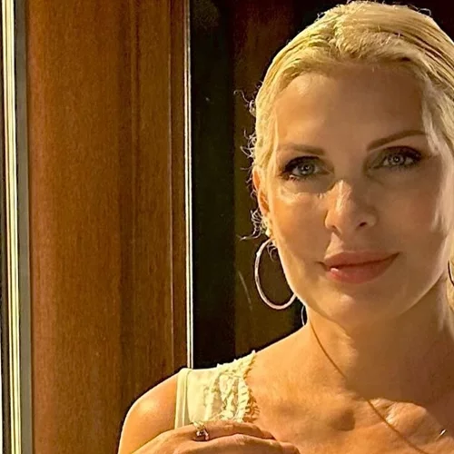 Η Ελένη Μενεγάκη ποζάρει χαρούμενη στην αγαπημένη της Άνδρο "Αυτό το μέρος … μου πάει πολύ"