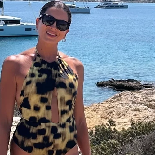 Mε λουλούδια στα μαλλιά | Η Σταματίνα Τσιμτσιλή στη νέα της εμφάνιση στην Πάρο