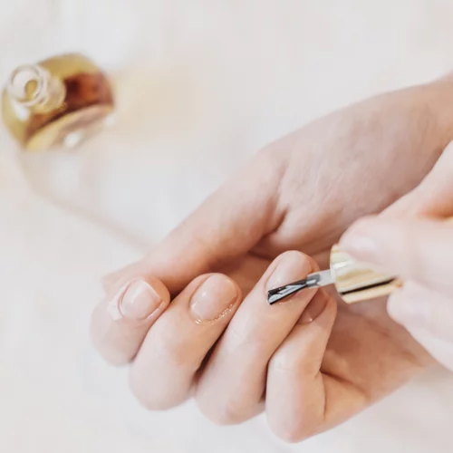 Έβαψες τα νύχια σου και χάλασε το βερνίκι; Πώς να το διορθώσεις σε 5'