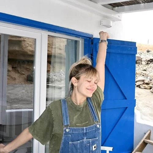 H Κλέλια Ανδριολάτου στην Κίμωλο με τον σύντροφό της