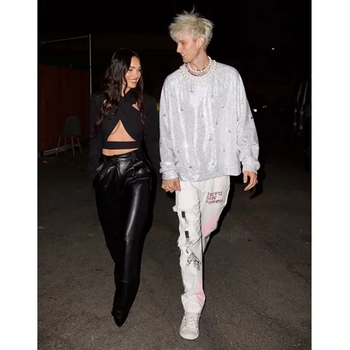 Η Megan Fox και ο Machine Gun Kelly σε τρυφερά τετ-α-τετ στη Σαντορίνη