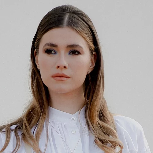 Αυτό είναι το νέο cool-girl κούρεμα που θα βλέπεις παντού τους επόμενους μήνες