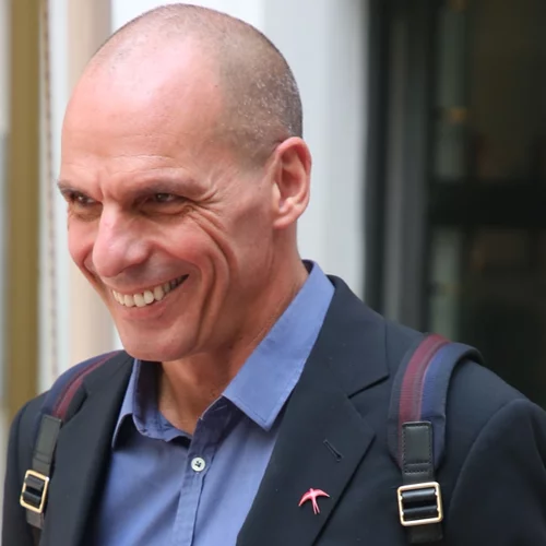 Επίθεση στον Γιάνη Βαρουφάκη στα Εξάρχεια - Τον χτυπούσαν με κλωτσιές και μπουνιές - Μεταφέρθηκε στον "Ευαγγελισμό"