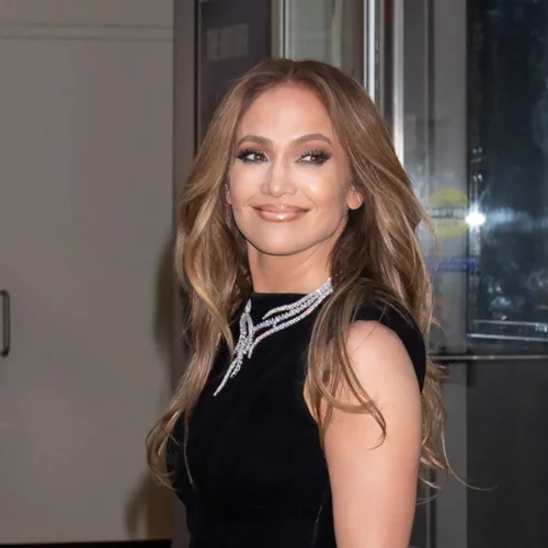 Curve Bangs | Η νέα τάση στα κουρέματα του καλοκαιριού που κάνει το πρόσωπο να δείχνει classy