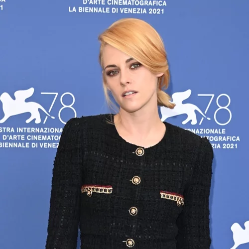 Η Kristen Stewart έβαλε στην άκρη τα αθλητικά της | Δες την εμφάνιση της με Chanel στο Φεστιβάλ Βενετίας