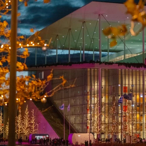 Με μουσική και ένα φαντασμαγορικό show πυροτεχνημάτων υποδέχτηκε το 2022 το Κέντρο Πολιτισμού Ίδρυμα Σταύρος Νιάρχος