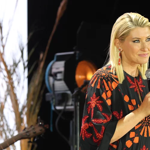 Σία Κοσιώνη | Η βραδινή εμφάνιση με maxi αέρινο φόρεμα και vintage style print στο Καλλιμάρμαρο