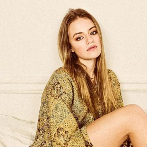 Η Γαία Μερκούρη φόρεσε τα sneakers της σε βραδινή έξοδο | Πώς να τα φορέσεις και εσύ