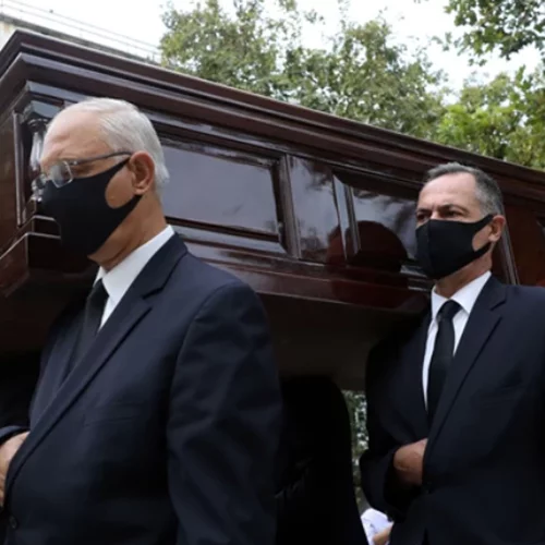 Το ύστατο "χαίρε" στον Μίκη Θεοδωράκη: Με χειροκροτήματα και φωνάζοντας "αθάνατος" το τελευταίο αντίο [Εικόνες]