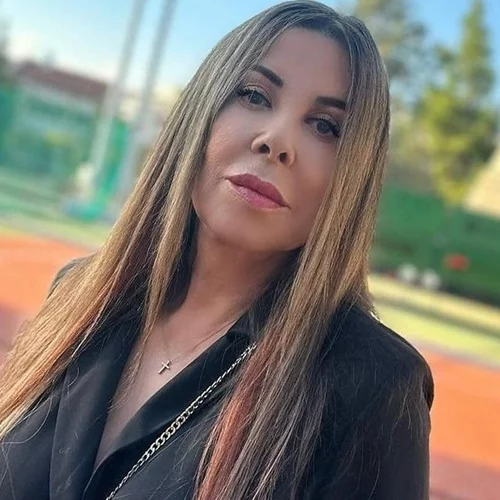 Στην εκκλησία μαζί με την κόρη της η Άντζελα Δημητρίου για το τελευταίο αντίο στη μητέρα της