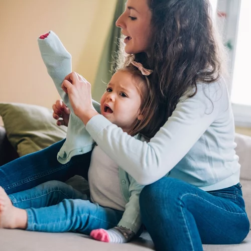 Πώς θα μάθω στο παιδί να βάζει τη ζακέτα του; Το Μοντεσσοριανό κόλπο που διευκολύνει τα νηπιάκια μας