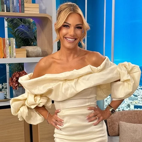 Η Τίνα Μεσσαροπούλου ήταν καλεσμένη σε γάμο | Το ασημί metallic φόρεμα αναδεικνύει τη σιλουέτα της