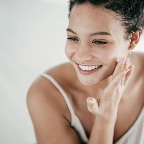 Τα κλασικά - και πολύ βασικά - προϊόντα που χαρίζουν μια υγιή επιδερμίδα και δεν πρέπει να λείπουν απ' το νεσεσέρ σου