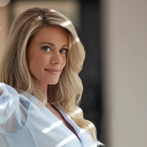 Η Ζέτα Μακρυπούλια σου δείχνει πώς να φορέσεις ένα βραδινό φόρεμα με sneakers