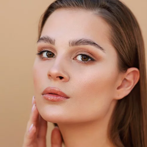 Κρέμα BB, CC ή μήπως ενυδατική με χρώμα; Μάθε τις διαφορές τους αλλά και ποια σου ταιριάζει