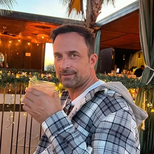 "Κούκλες και ίδιες ο μπαμπάς τους" | Ο Γιώργος Λιανός αγκαλιά με τις κόρες του