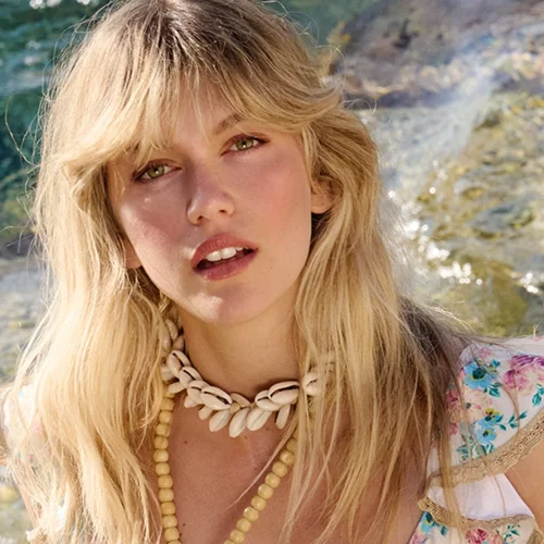 Sun spell | Η Κλέλια Ανδριολάτου πρωταγωνιστεί στην καλοκαιρινή καμπάνια της Sugarfree