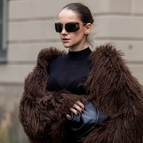 7 οικολογικές γούνες που θα βρεις σε έκπτωση για μια luxurious πινελιά στο χειμερινό σου στιλ