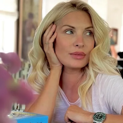 Όπως δεν την έχουμε ξαναδεί | Η Ελένη Μενεγάκη με τις πιτζάμες της στο σαλόνι του σπιτιού της