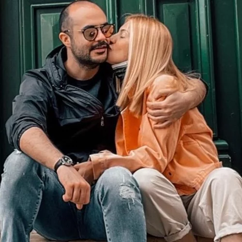 Η Μαρία Ηλιάκη απαθανατίζει τη μικρή Κατερίνα στην αγκαλιά του Στέλιου Μανουσάκη