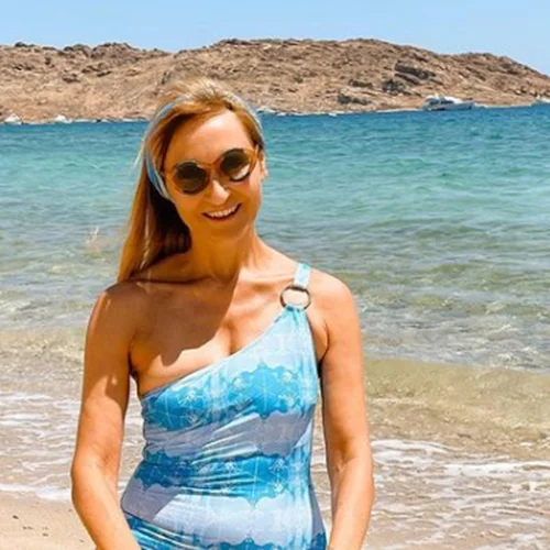 Χωρίς ρετούς | Η Μάρα Ζαχαρέα ποζάρει με μαγιό στα 56 της και εντυπωσιάζει