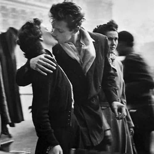 Πέθανε η γυναίκα της διάσημης φωτογραφίας του Robert Doisneau | "The Kiss by the Hotel de Ville"