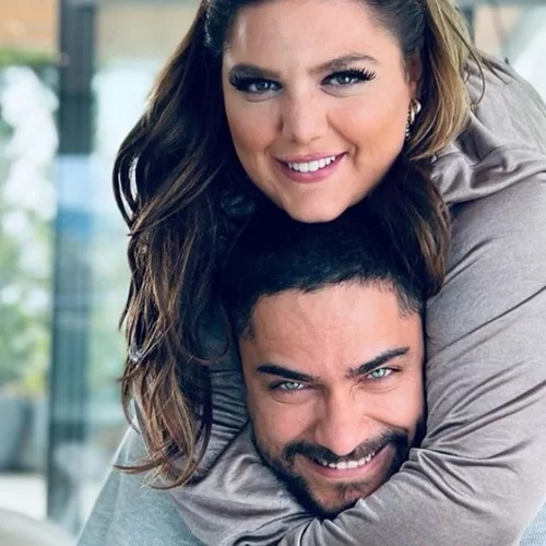 Ο Τίμος Ζαχαράτος απαντά | Τελικά είναι ζευγάρι με τη Δανάη Μπάρκα;