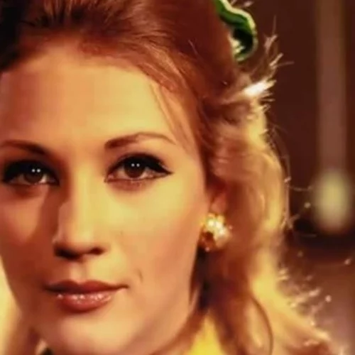 58 χρόνια πριν | Η Ζωή Λάσκαρη νύφη στο γάμο της με τον Πέτρο Κουτουμάνο - το πριγκιπικό νυφικό που κάλυψε με μαντήλι στην τελετή