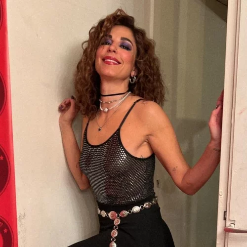 Με mini μαύρη φούστα και δικτυωτό καλσόν | Η Κατερίνα Παπουτσάκη έκανε την πιο rock glam εμφάνιση