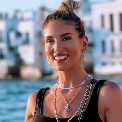 Η Αθηνά Οικονομάκου φωτογραφίζει τον Φίλιππο Μιχόπουλο και τον γιο τους, Μάξιμο στην παραλία στο πιο #familygoals στιγμιότυπο