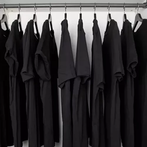 To απόλυτο hack για να διατηρήσεις "ζωντανά" τα μαύρα ρούχα σου