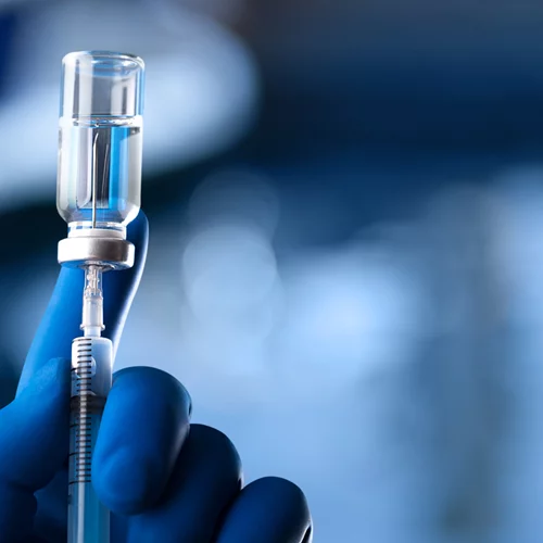 Εμβόλιο Astrazeneca | Συνδέεται με τις θρομβώσεις, λέει επίσημα ο Ευρωπαϊκός Οργανισμός Φαρμάκων