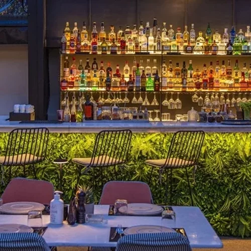 Λένε πως στη Νέα Ερυθραία υπάρχει μία από τις ομορφότερες αυλές των ΒΠ