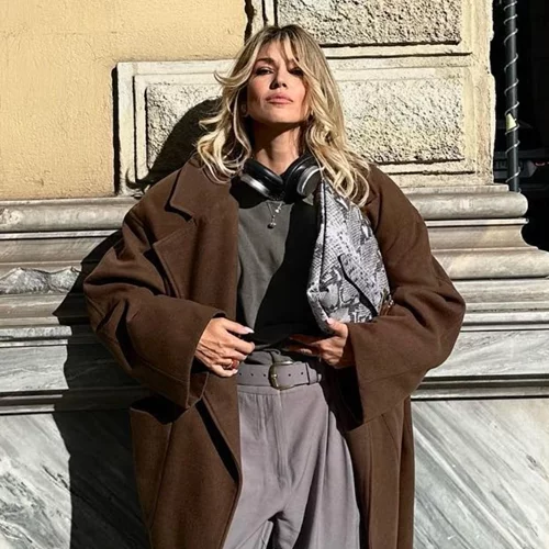 Βαρέθηκες το μαύρο παλτό; Η Βάσια Κωσταρά προτείνει το πανωφόρι που ταιριάζει με τα πάντα