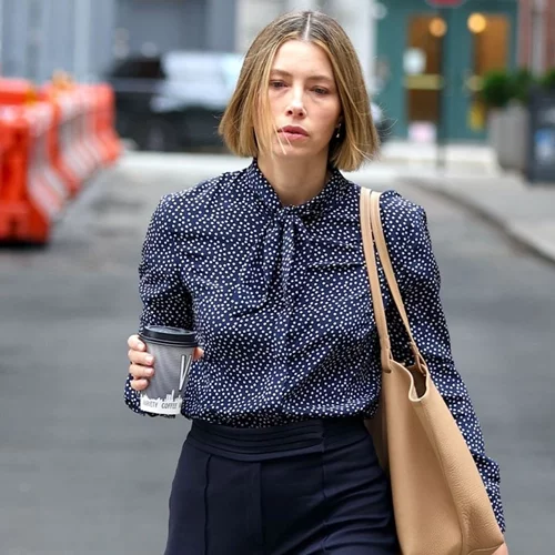 Η Jessica Biel έκανε μια σπάνια εμφάνιση με τους δύο γιους της στην πασαρέλα