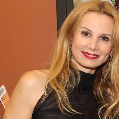 Έλενα Σκουλά | Stylish σε θεατρική πρεμιέρα