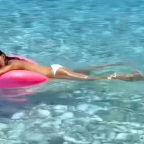 Μαρίνα Βερνίκου | Δες το απίστευτο σώμα της με μαγιό μετά από τρεις γέννες (vid)