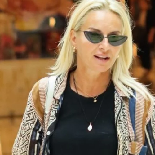 Μαρία Μπεκατώρου | Για αγορές στα καταστήματα - Με άνετο και stylish τζιν παντελόνι