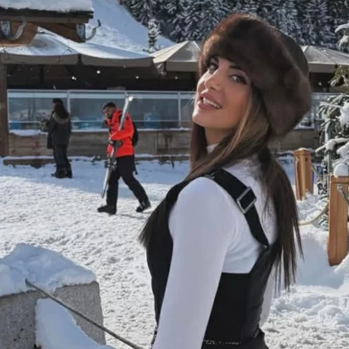 Η Σταματίνα Τσιμτσιλή δημιούργησε το ιδανικό look για χιόνια με τρία basic κομμάτια