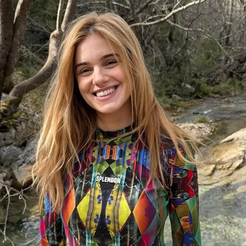 Νατάσα Εξηνταβελώνη | Με πράσινο shirt dress στην αγορά του Μαρόκο