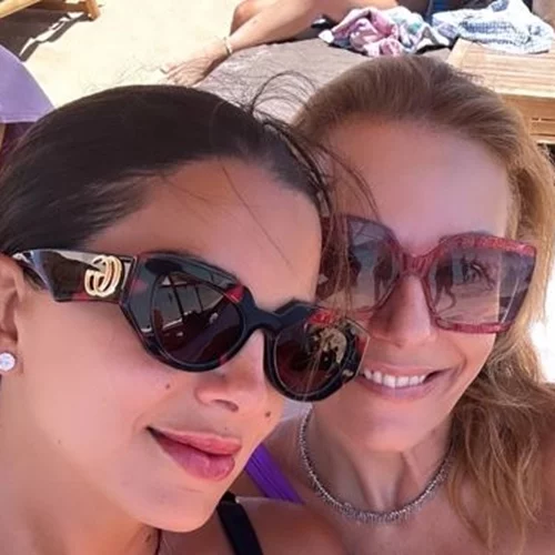 Τίνα Μεσσαροπούλου | Στην παραλία με μωβ μπικίνι και την κολλητή της, Σταματίνα Τσιμτσιλή