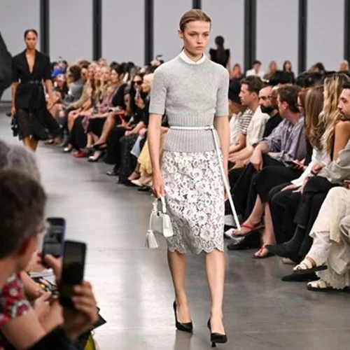 Η τάση των lace skirts και πώς θα την φορέσεις όπως οι fashion insiders