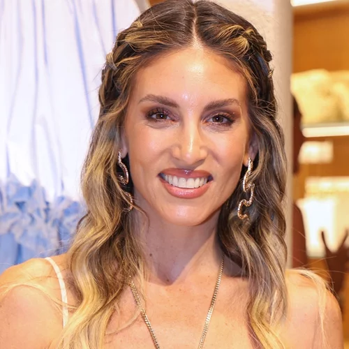 Το πρωτότυπο χτένισμα της Αθηνάς Οικονομάκου είναι ό,τι πρέπει αν είσαι καλεσμένη σε βάφτιση