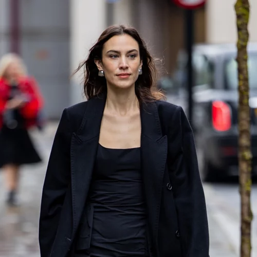 Αυτές οι μαύρες Mary Janes από τη Zara κοστίζουν 29,95 ευρώ και είναι μια από τις μεγαλύτερες και πιο κομψές τάσεις της σεζόν