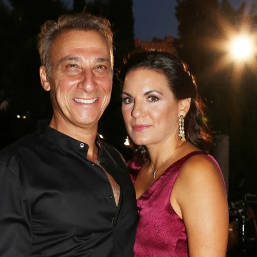 Πώς θα φορέσεις ένα κοστούμι σε καλοκαιρινή βραδινή έξοδο | Το look της Όλγας Κεφαλογιάννη χαρίζει έμπνευση