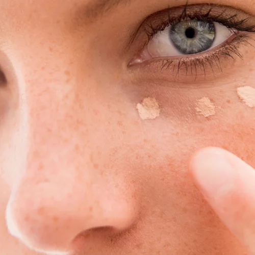 4 κοινά λάθη στην εφαρμογή concealer που καταστρέφουν το μακιγιάζ σου