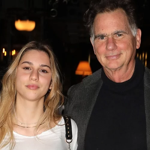 Η καλλονή Φαίδρα Παπανδρέου, εγγονή του Ανδρέα Παπανδρέου, με slip dress στην έκθεση της Μαρίνας Βερνίκου