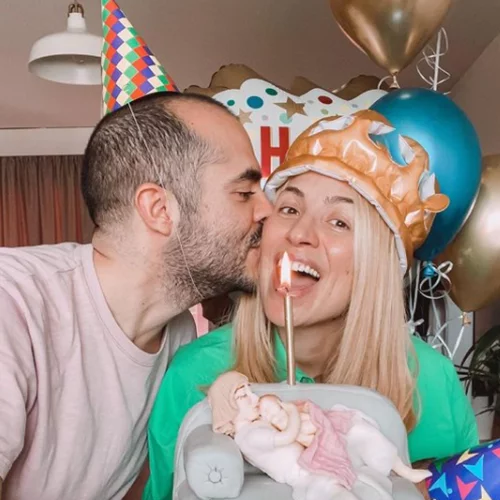 Μαρία Ηλιάκη | Φωτογραφίζει τον Στέλιο Μανουσάκη με τη νεογέννητη κόρη τους